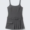 Mini-Kleid mit Gürtel und Faltenrock – Dunkelgrau