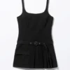 Mini-Kleid mit Gürtel und Faltenrock – Schwarz