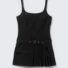 Mini-Kleid mit Gürtel und Faltenrock – Schwarz