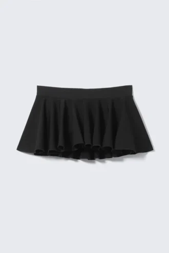 Mini-Skort mit niedriger Leibhöhe und ausgestelltem Schnitt – Schwarz