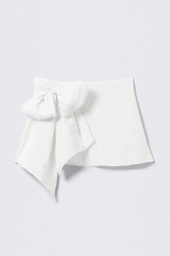 Mini-Wickelrock mit niedriger Leibhöhe und Schleifendetail – Off-White Mini-Wickelrock mit niedriger Leibhöhe und Schleifendetail – Off-White