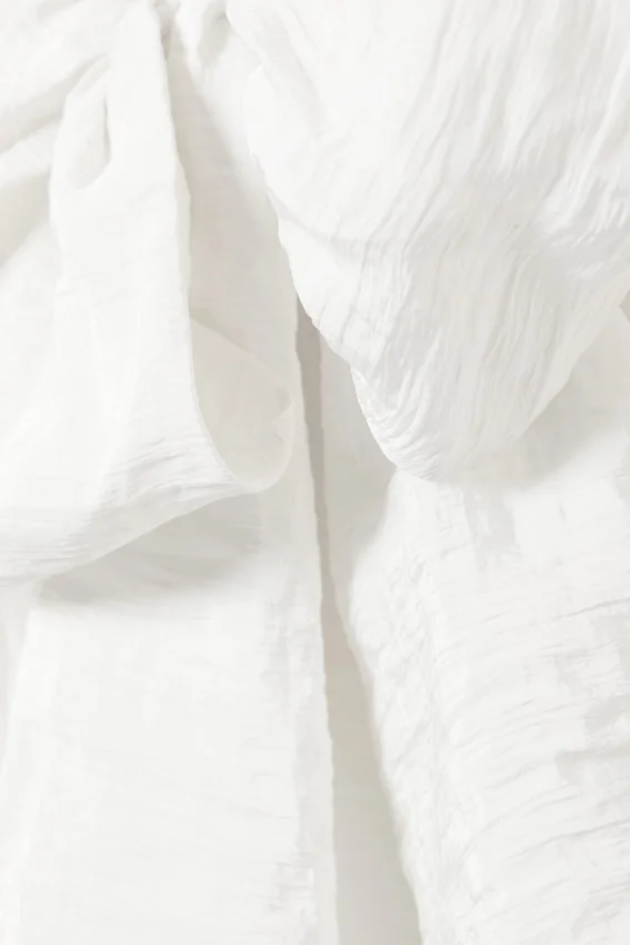 Mini-Wickelrock mit niedriger Leibhöhe und Schleifendetail – Off-White Mini-Wickelrock mit niedriger Leibhöhe und Schleifendetail – Off-White