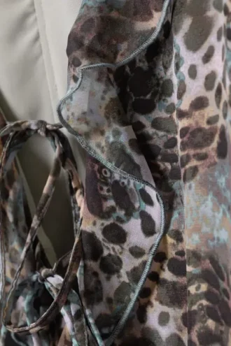 Minikleid mit Rüschen und V-Ausschnitt – Leoparden-Paisley-Muster