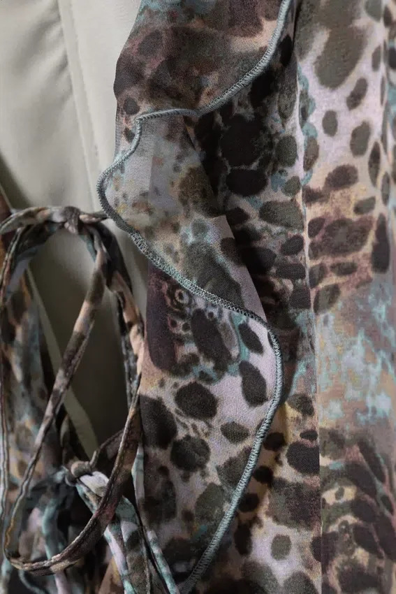 Minikleid mit Rüschen und V-Ausschnitt – Leoparden-Paisley-Muster Minikleid mit Rüschen und V-Ausschnitt – Leoparden-Paisley-Muster