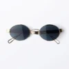 Minimalistische ovale Sonnenbrille aus Metall – Goldfarben – Dunkelblaue Gläser Minimalistische ovale Sonnenbrille aus Metall – Goldfarben – Dunkelblaue Gläser