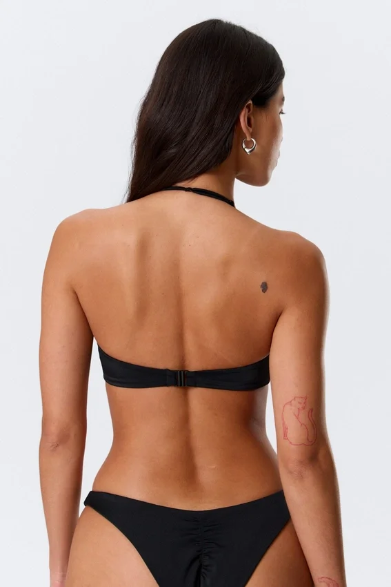Minimalistisches Neckholder-Bikini-Oberteil – Schwarz Minimalistisches Neckholder-Bikini-Oberteil – Schwarz