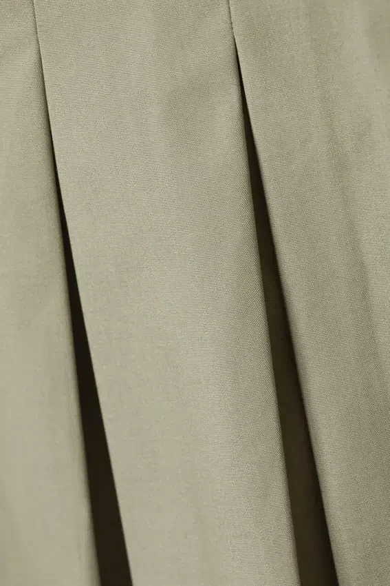 Minirock aus Twill mit Falten und mittlerer Leibhöhe – Khaki-Grün Minirock aus Twill mit Falten und mittlerer Leibhöhe – Khaki-Grün