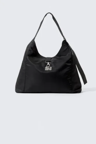 Mittlere, locker sitzende Schultertasche mit Verschluss – Schwarz Mittlere, locker sitzende Schultertasche mit Verschluss – Schwarz