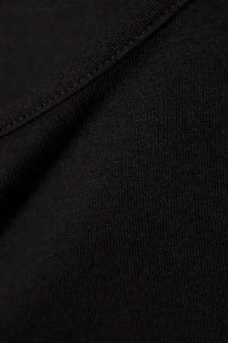 Modal-T-Shirt mit abgerundetem Saum – Schwarz