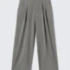 Nate Baggy Fit Plissee-Hose – hellgrau mit Nadelstreifen Nate Baggy Fit Plissee-Hose – hellgrau mit Nadelstreifen