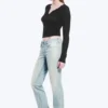 Neptune Low-Rise-Jeans mit schmalem, geradem Bein – Broken Blue – Hellblau