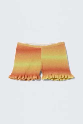 Niedrig geschnittene, dip-dyed gestrickte Minishorts – Orange & Gelb