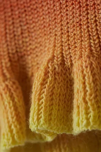Niedrig geschnittene, dip-dyed gestrickte Minishorts – Orange & Gelb