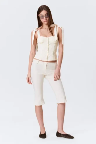 Niedrig geschnittene, taillierte Capri-Hose – Off-White Niedrig geschnittene, taillierte Capri-Hose – Off-White