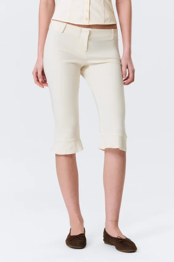 Niedrig geschnittene, taillierte Capri-Hose – Off-White Niedrig geschnittene, taillierte Capri-Hose – Off-White