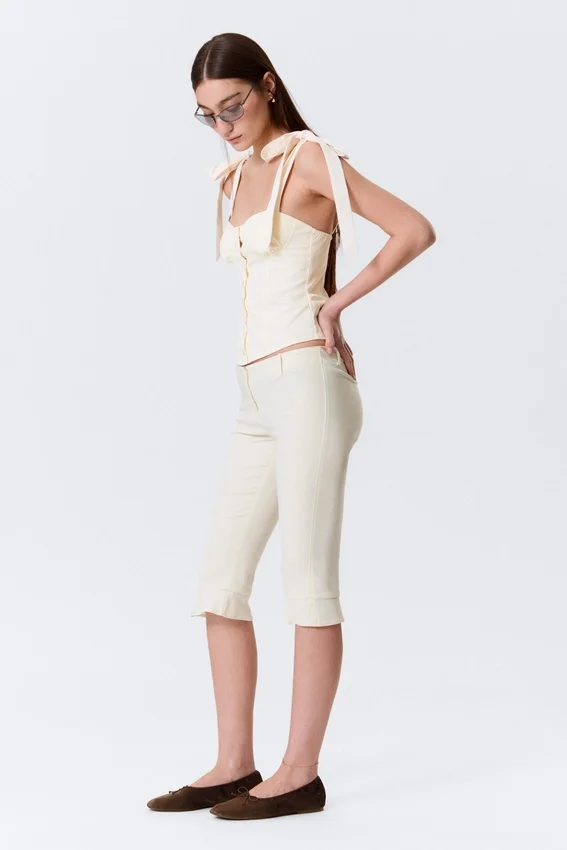 Niedrig geschnittene, taillierte Capri-Hose – Off-White Niedrig geschnittene, taillierte Capri-Hose – Off-White