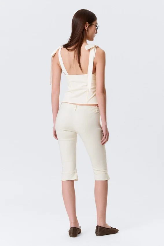 Niedrig geschnittene, taillierte Capri-Hose – Off-White Niedrig geschnittene, taillierte Capri-Hose – Off-White