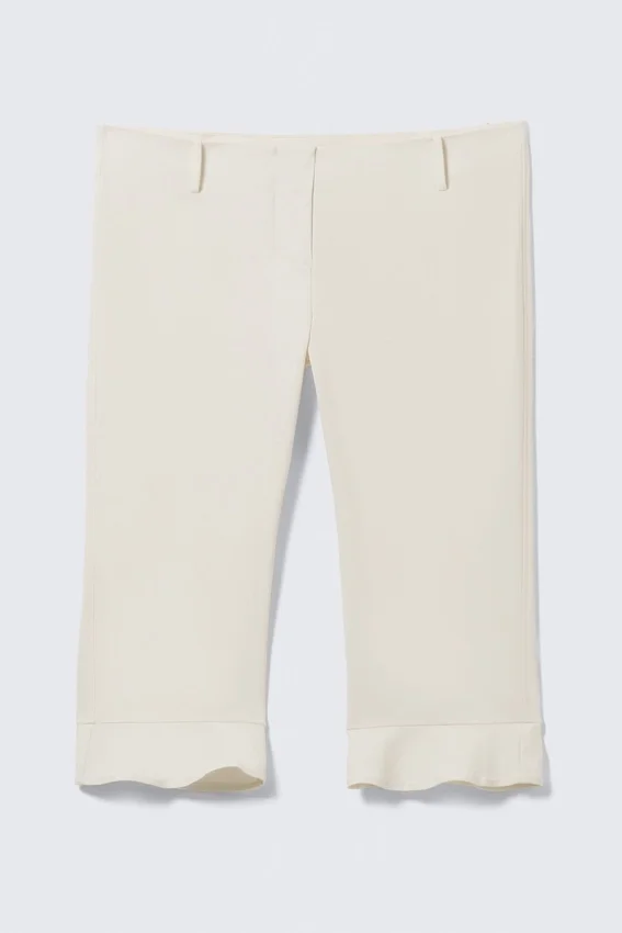 Niedrig geschnittene, taillierte Capri-Hose – Off-White Niedrig geschnittene, taillierte Capri-Hose – Off-White