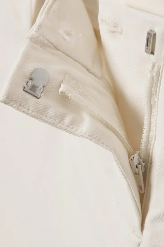 Niedrig geschnittene, taillierte Capri-Hose – Off-White Niedrig geschnittene, taillierte Capri-Hose – Off-White