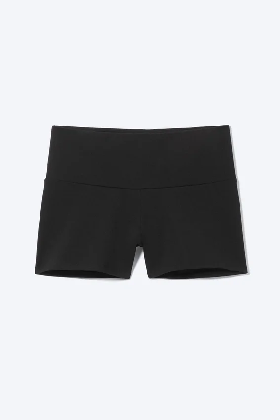 Niedrige Hotpants – Schwarz Niedrige Hotpants – Schwarz