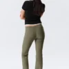 Niedrige Leibhöhe, schmale, ausgestellt geschnittene Hose – Dunkelkhaki Niedrige Leibhöhe, schmale, ausgestellt geschnittene Hose – Dunkelkhaki