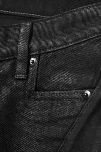 Nova Twist Low-Rise-Jeans mit schmalem Bootcut-Bein – schwarze Beschichtung – Schwarz