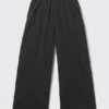 Nylon-Hose mit mittlerer Leibhöhe und weitem, lockeren Bein – Schwarz Nylon-Hose mit mittlerer Leibhöhe und weitem, lockeren Bein – Schwarz