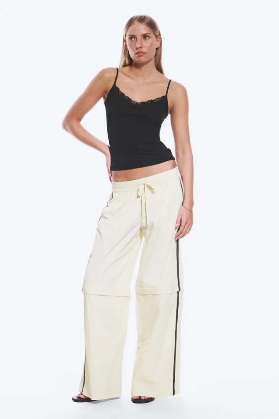 Nylon-Jogging-Hose mit abnehmbaren Beinen – Beige – Schwarze Streifen Nylon-Jogging-Hose mit abnehmbaren Beinen – Beige – Schwarze Streifen