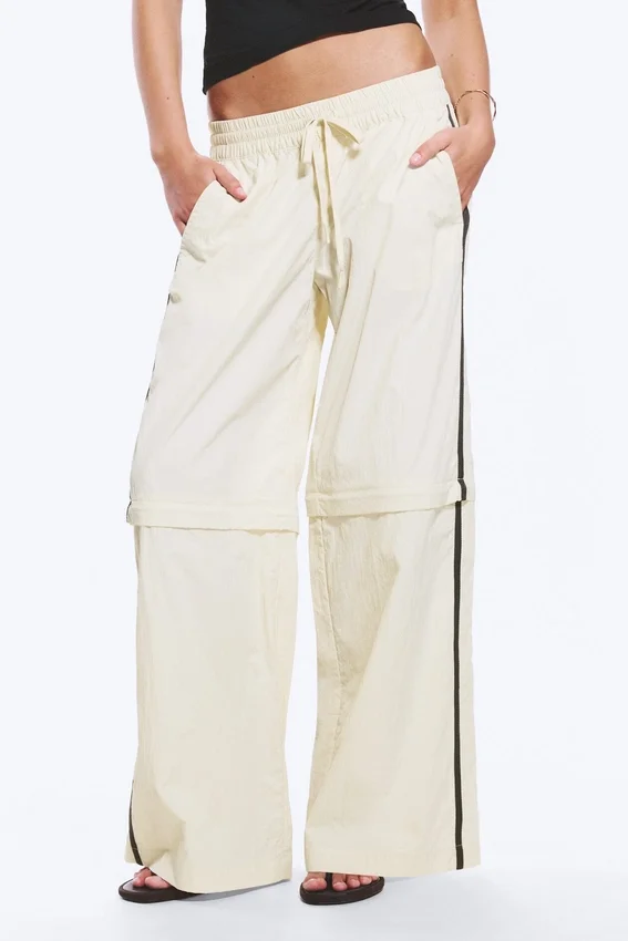 Nylon-Jogging-Hose mit abnehmbaren Beinen – Beige – Schwarze Streifen Nylon-Jogging-Hose mit abnehmbaren Beinen – Beige – Schwarze Streifen