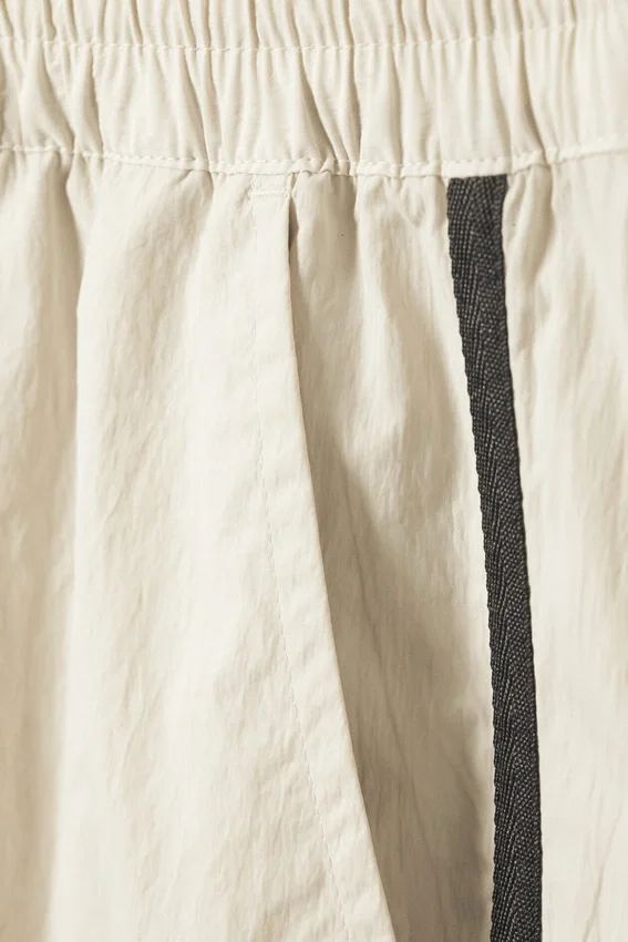 Nylon-Jogging-Hose mit abnehmbaren Beinen – Beige – Schwarze Streifen Nylon-Jogging-Hose mit abnehmbaren Beinen – Beige – Schwarze Streifen