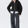 Nylon-Jogging-Hose mit abnehmbaren Beinen – Schwarz – Beige gestreift Nylon-Jogging-Hose mit abnehmbaren Beinen – Schwarz – Beige gestreift