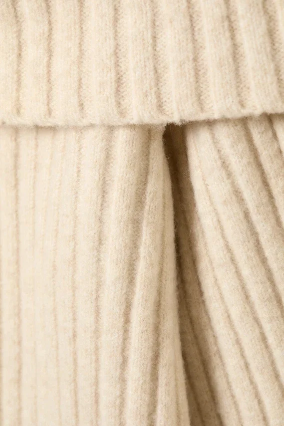 Off-Shoulder-Pullover aus geripptem Strick – Hellbeige Off-Shoulder-Pullover aus geripptem Strick – Hellbeige