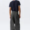 Otis Baggy-Chino aus plissiertem Twill – Dunkelgrau Otis Baggy-Chino aus plissiertem Twill – Dunkelgrau