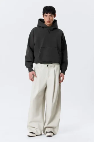 Otis Baggy-Chino aus plissiertem Twill – Hellbeige Otis Baggy-Chino aus plissiertem Twill – Hellbeige