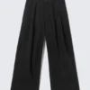 Otis Baggy-Chino aus plissiertem Twill – Schwarz Otis Baggy-Chino aus plissiertem Twill – Schwarz