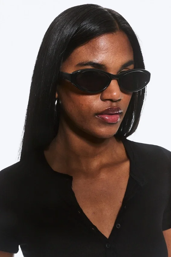 Ovale Sonnenbrillen – Schwarz – Schwarze Gläser Ovale Sonnenbrillen – Schwarz – Schwarze Gläser