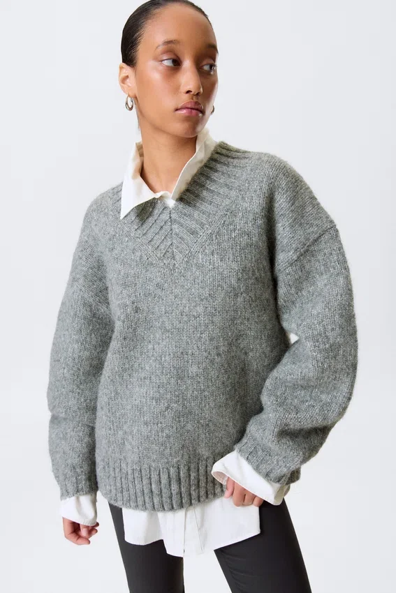 Oversize-Strickpullover mit V-Ausschnitt – Grau meliert Oversize-Strickpullover mit V-Ausschnitt – Grau meliert
