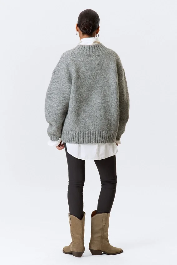 Oversize-Strickpullover mit V-Ausschnitt – Grau meliert Oversize-Strickpullover mit V-Ausschnitt – Grau meliert