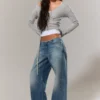 Paz Low-Rise-Jeans ohne Bund mit weitem Bein – Blue Horses – Mittelblau Paz Low-Rise-Jeans ohne Bund mit weitem Bein – Blue Horses – Mittelblau