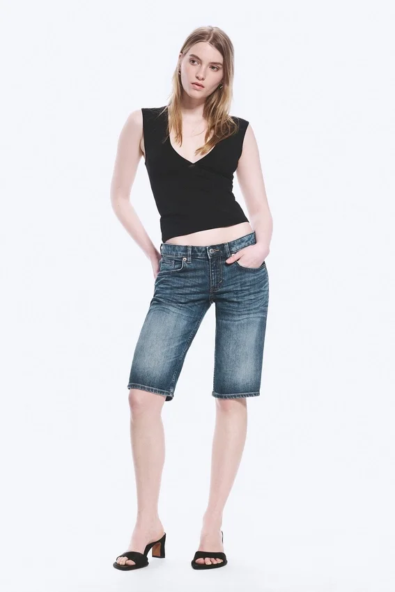 Planet Slim Denim-Shorts mit niedriger Leibhöhe – Blue Hymn – Mittelblau Planet Slim Denim-Shorts mit niedriger Leibhöhe – Blue Hymn – Mittelblau