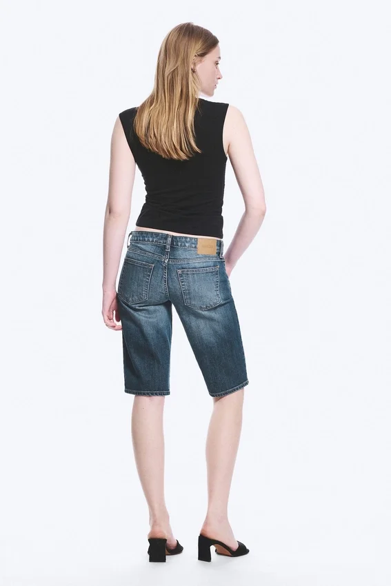 Planet Slim Denim-Shorts mit niedriger Leibhöhe – Blue Hymn – Mittelblau Planet Slim Denim-Shorts mit niedriger Leibhöhe – Blue Hymn – Mittelblau