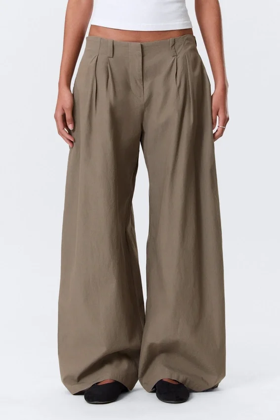 Plissee-Hose mit niedriger Leibhöhe und weitem Bein – Dusty Mole Plissee-Hose mit niedriger Leibhöhe und weitem Bein – Dusty Mole