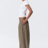 Plissee-Hose mit niedriger Leibhöhe und weitem Bein – Dusty Mole Plissee-Hose mit niedriger Leibhöhe und weitem Bein – Dusty Mole