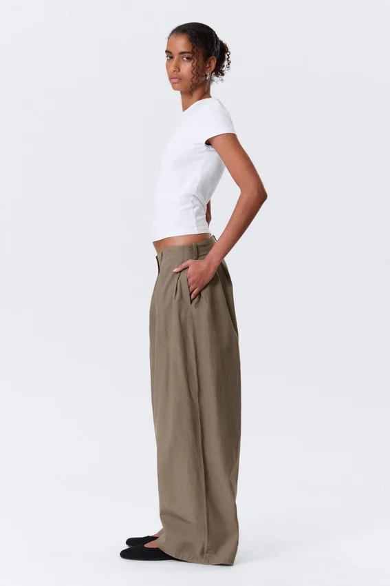 Plissee-Hose mit niedriger Leibhöhe und weitem Bein – Dusty Mole Plissee-Hose mit niedriger Leibhöhe und weitem Bein – Dusty Mole