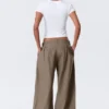 Plissee-Hose mit niedriger Leibhöhe und weitem Bein – Dusty Mole Plissee-Hose mit niedriger Leibhöhe und weitem Bein – Dusty Mole