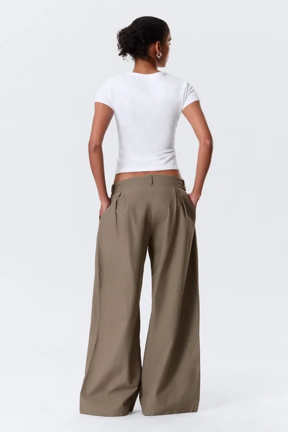 Plissee-Hose mit niedriger Leibhöhe und weitem Bein – Dusty Mole Plissee-Hose mit niedriger Leibhöhe und weitem Bein – Dusty Mole