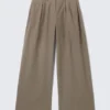 Plissee-Hose mit niedriger Leibhöhe und weitem Bein – Dusty Mole Plissee-Hose mit niedriger Leibhöhe und weitem Bein – Dusty Mole