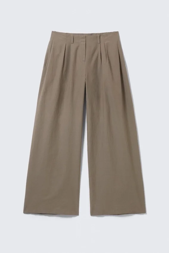 Plissee-Hose mit niedriger Leibhöhe und weitem Bein – Dusty Mole Plissee-Hose mit niedriger Leibhöhe und weitem Bein – Dusty Mole
