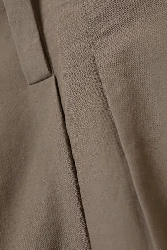Plissee-Hose mit niedriger Leibhöhe und weitem Bein – Dusty Mole Plissee-Hose mit niedriger Leibhöhe und weitem Bein – Dusty Mole