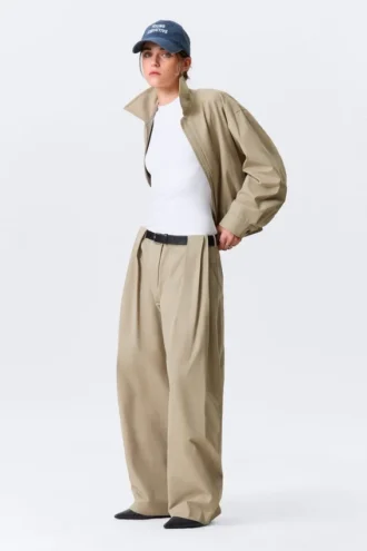 Plissierte Hose mit niedriger Leibhöhe und weitem Bein – Beige Plissierte Hose mit niedriger Leibhöhe und weitem Bein – Beige